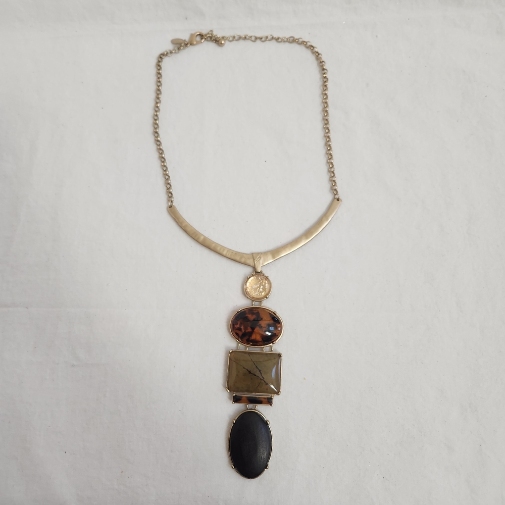 Elegant Gold and Black Cabochon Pendant Necklace